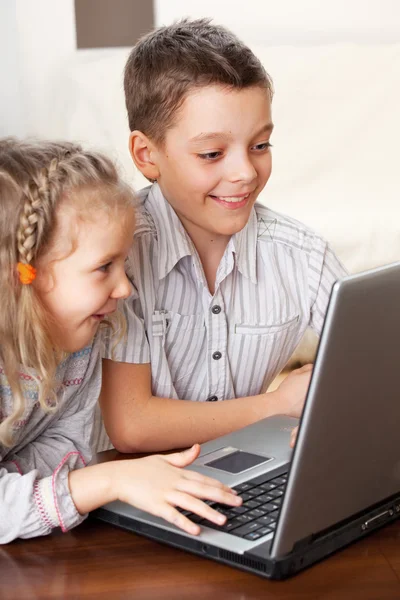 Niños con portátil — Foto de Stock