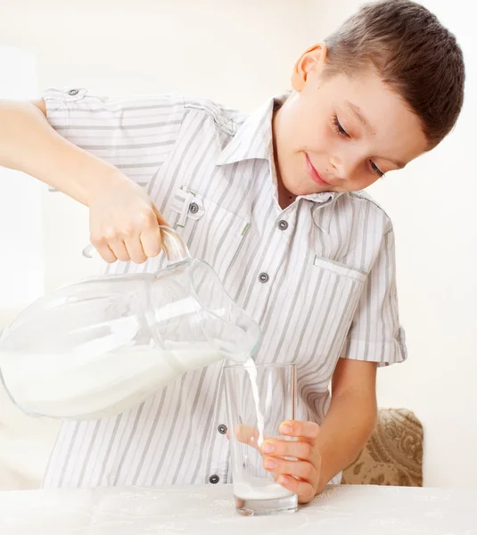 Bambino con brocca di vetro latte — Foto Stock