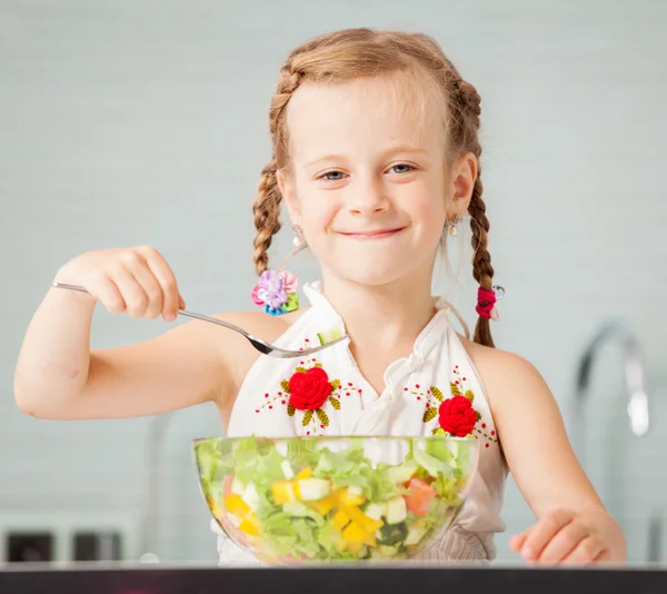 小女孩吃蔬菜沙拉 — 图库照片