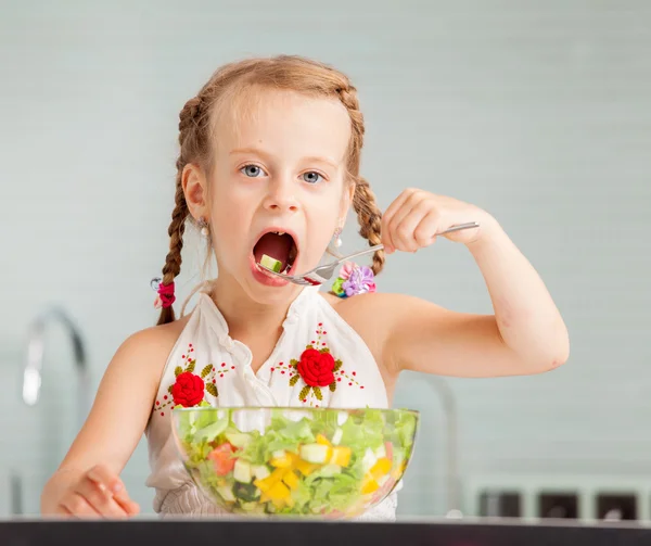 Sebze salatası yiyen küçük kız — Stok fotoğraf