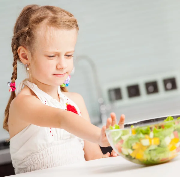小さな女の子のサラダを食べることを断る — ストック写真