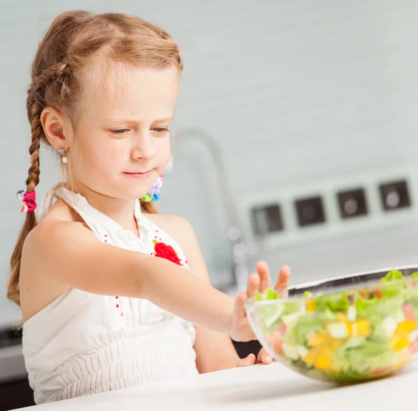 Menina se recusa a comer salada — Fotografia de Stock