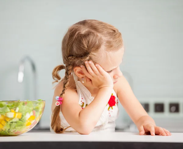 Little girl refuses to eat salad — Stock Photo, Image