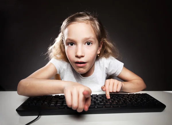 Criança olhando para um computador — Fotografia de Stock