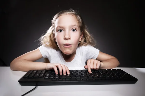 Kind op zoek naar een computer — Stockfoto