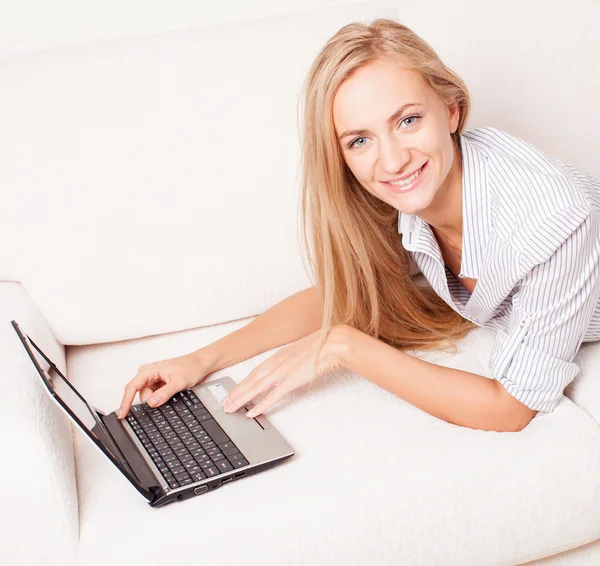 Woman on the sofa with laptop — Stock Photo, Image