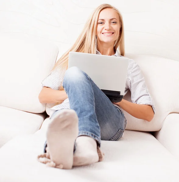 Kvinna i soffan med laptop — Stockfoto