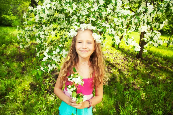 Niño en primavera —  Fotos de Stock