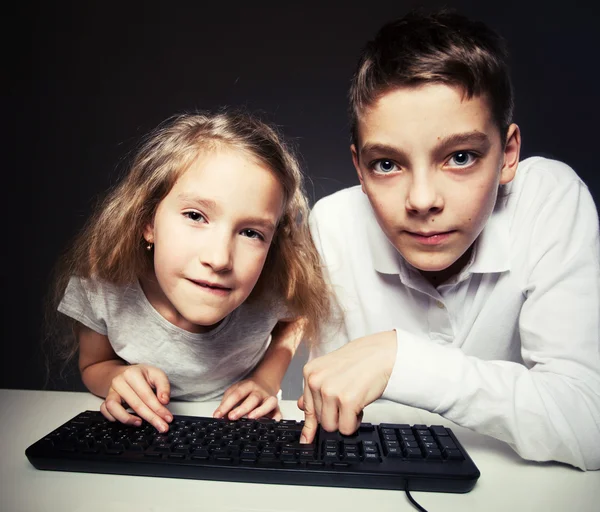 Crianças olhando para um computador — Fotografia de Stock