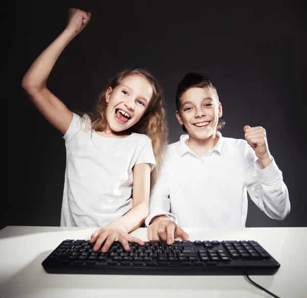 Niños mirando una computadora — Foto de Stock