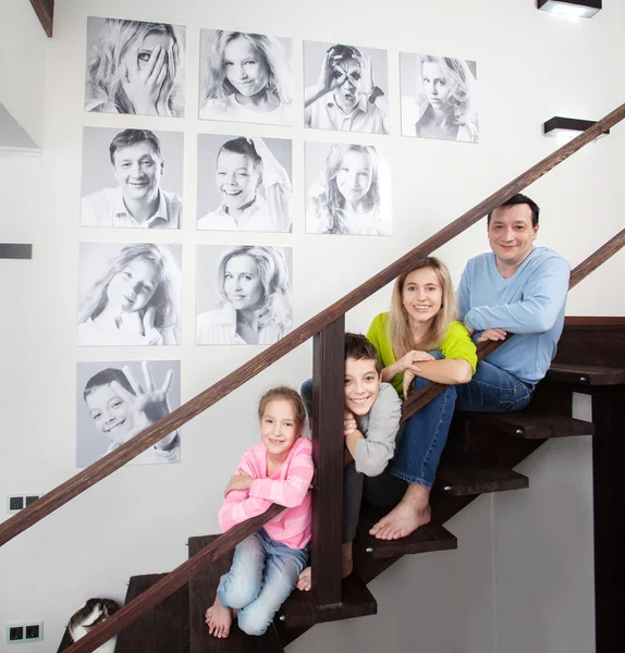 Familie foto's op de muur — Stockfoto