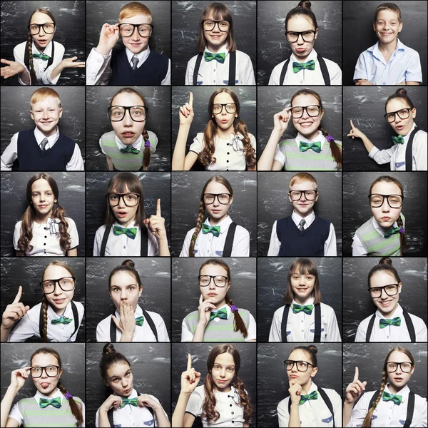 Retratos de crianças perto de um conselho escolar — Fotografia de Stock