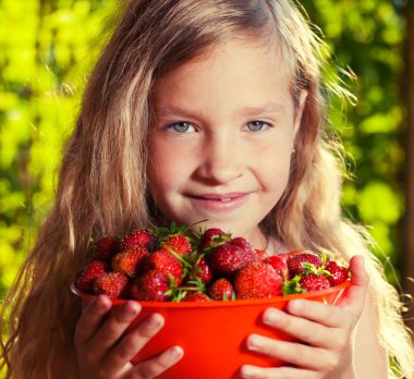 Çilekli çocuk