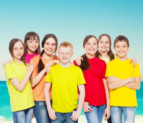 Gruppo bambini in mare — Foto Stock