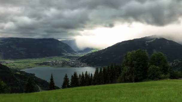 Gyorsított osztrák hegyekre, a tó és a viharos felhők mozgó csúszka — Stock videók
