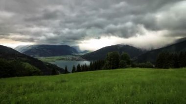 Avusturya dağ, göl ve fırtınalı bulutlar hareket hızlandırılmış kaymak