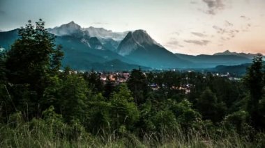 Gün gece Garmisch-Partenkirchen Avusturya'da hızlandırılmış.