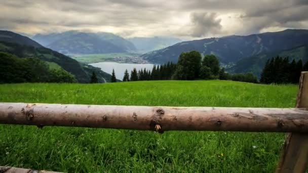 Schieberegler Zeitraffer von österreichischen Bergen, See und stürmischen Wolken — Stockvideo