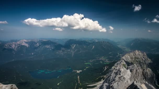 Blick von der Zugspitze auf Garmisch-Partenkirchen und den Eibsee im Zeitraffer — Stockvideo