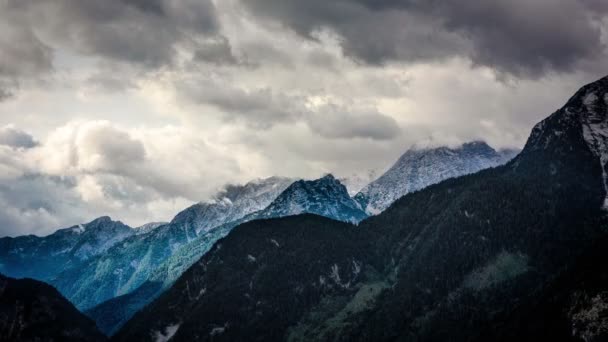Вид с горы Лодербихль на австрийские Альпы и город Лофер — стоковое видео
