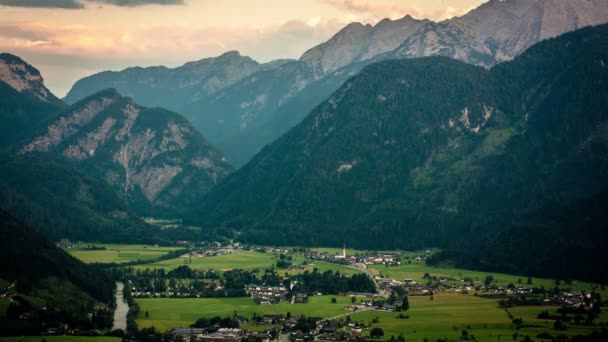Vista da Haus Loderbichl sulle Alpi austriache e sulla timelapse della città di Lofer — Video Stock