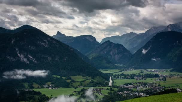 Blick vom haus loderbichl auf die österreichischen Alpen adn lofer city timelapse — Stockvideo
