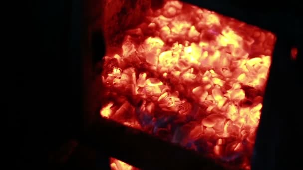 Carbones de fuego ardiendo en el horno — Vídeo de stock