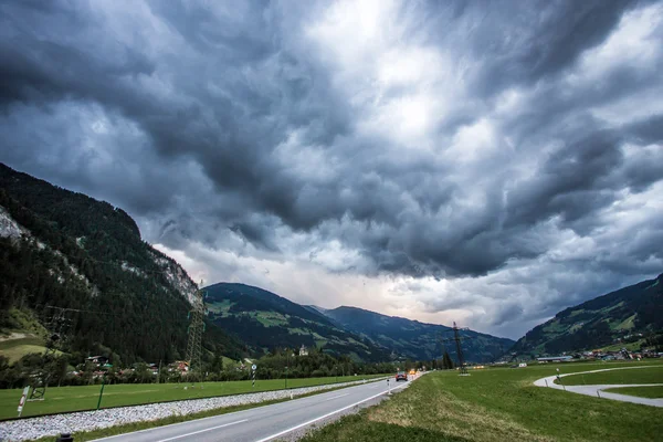 Nuvens tempestuosas com a estrada — Fotografia de Stock