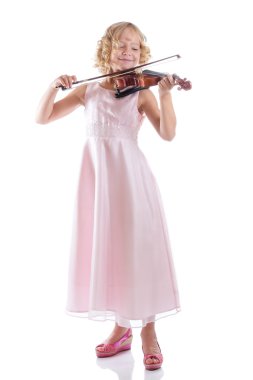 Beyaz arka plan üzerinde bir keman çalmaya kız