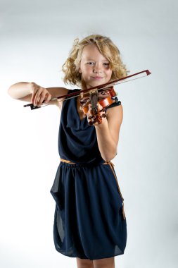 Kız beyaz bir keman çalıyor