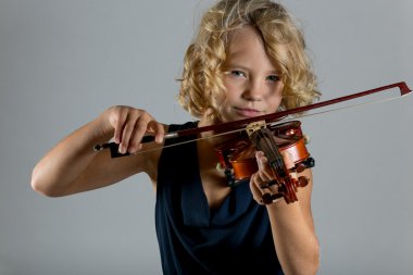 Kız beyaz bir keman çalıyor