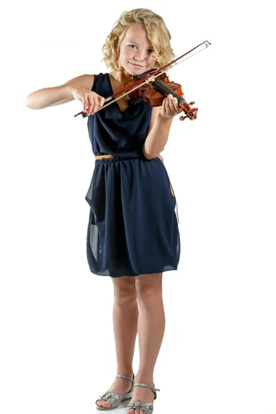 Menina tocando um violino no fundo branco — Fotografia de Stock