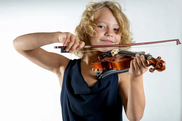 Menina tocando um violino no branco — Fotografia de Stock