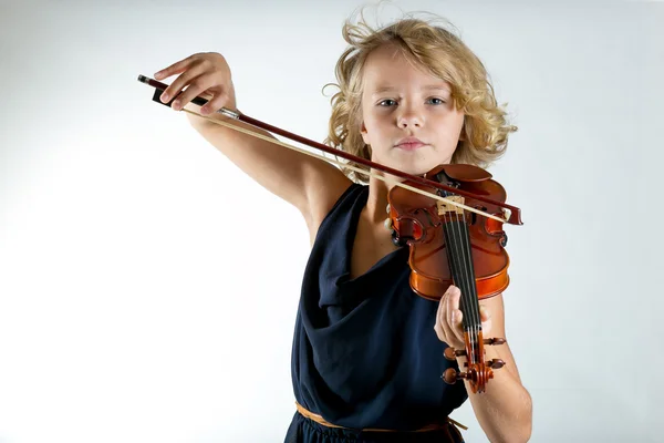 Девушка играет на скрипке на белом — стоковое фото