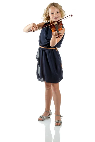 Menina tocando um violino no fundo branco — Fotografia de Stock