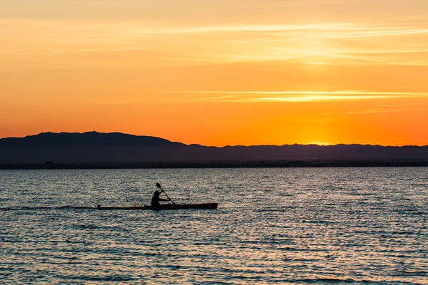 Hombre piragüismo en la puesta del sol —  Fotos de Stock