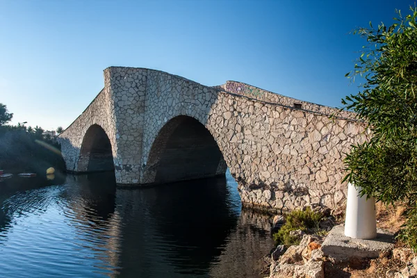 Petit pont de rivière en pierre — Photo