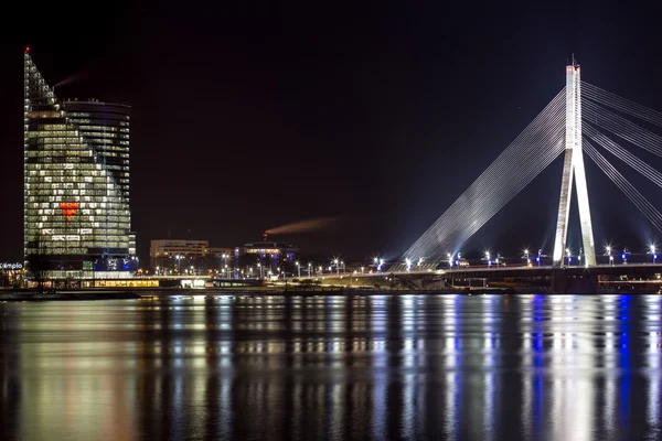 Río Daugava, puente de cable y ángel — Foto de Stock