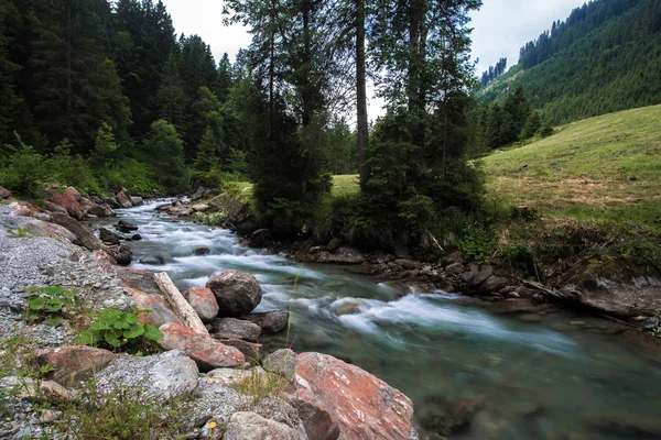 Wasserfall mit Steinen — Stockfoto