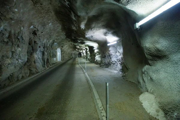 조명된 지 하 동굴 터널 스톡 사진