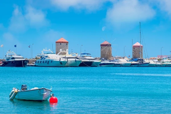 Mandraki-kikötőtől. Rhodes, Görögország — Stock Fotó