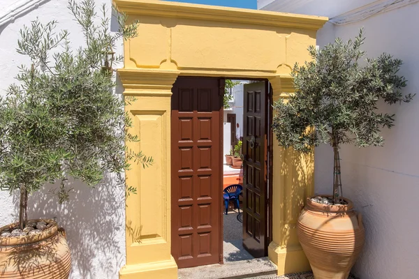 Otevřené dveře. Lindos, Rhodos, Řecko — Stock fotografie