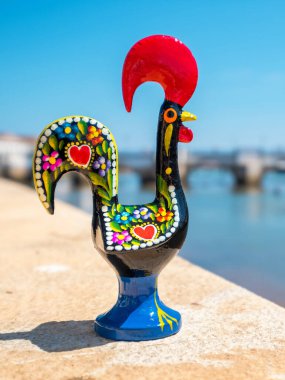 Gilao Nehri kıyısında Barcelos Horozu (Galo de Barcelos). Tavira, Algarve, Portekiz