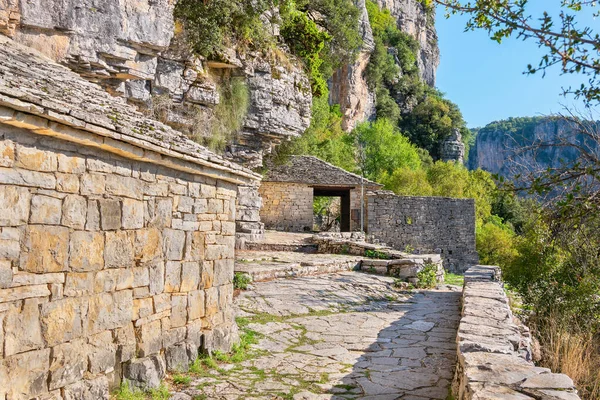 ヴィコス渓谷近くのアギア パラスケヴィの放棄された修道院 ギリシャザゴリのモノデンドリ — ストック写真