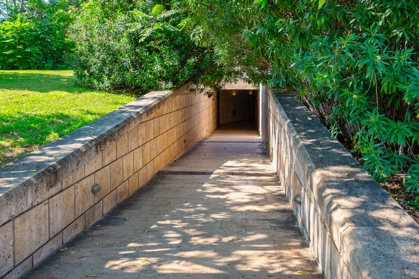 Aigai Kraliyet Mezarları 'nın taş girişi. Vergina. Orta Makedonya, Yunanistan