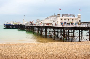 BRIGHTON, EAST SUSSEX, ENGLAND - 17 Haziran 2013: Brighton Palace Pierr, İngiltere 'nin en popüler turizm merkezlerinden biridir.