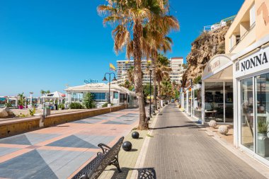 TORREMOLINOS, ANDALUSIA, İSPAN - 9 Temmuz 2019: Yaz günü Paseo de Maritimo sahilinde gezinti. Costa del Sol