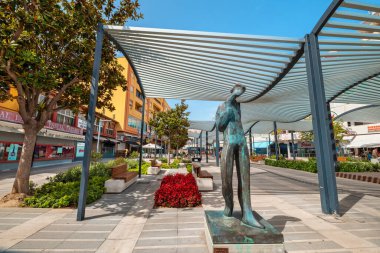 TORREMOLINOS, ANDALUSIA, SPAIN - 11 Temmuz 2019: Şehir merkezindeki Costa del Sol Meydanı 'nın üzerinde modern güneş gölgeleri