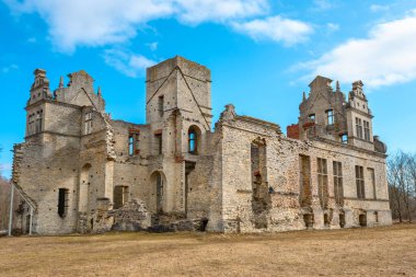 Kiltsi köyü yakınlarındaki Ungru malikânesinin kalıntıları. Haapsalu, Estonya