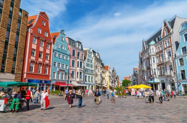 ROSTOCK, GERMANY - 14 Haziran 2011: Kroepeliner caddesinde yürüyen insanlar